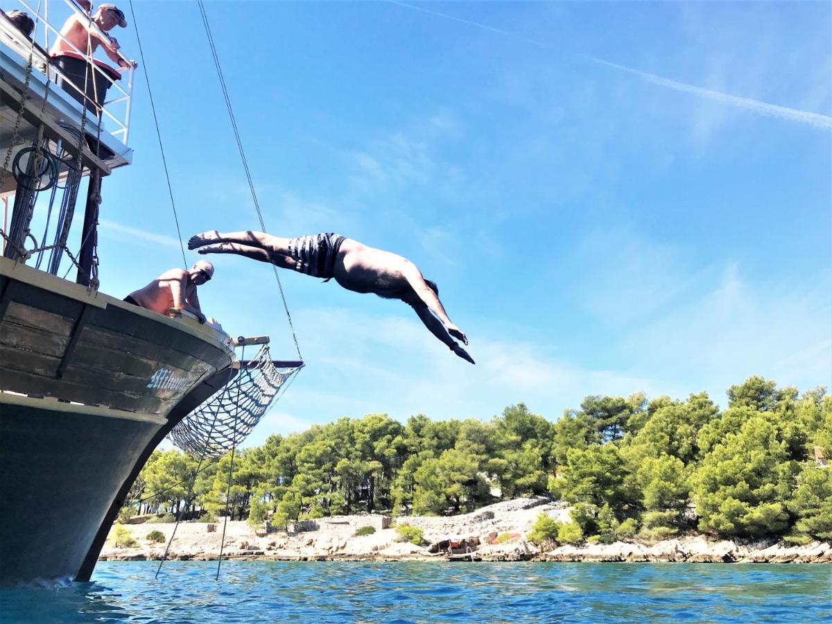 Rhythm Floating Hostel - Задар Екстериор снимка